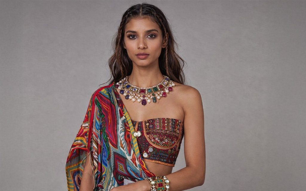 Neckline defines structure.