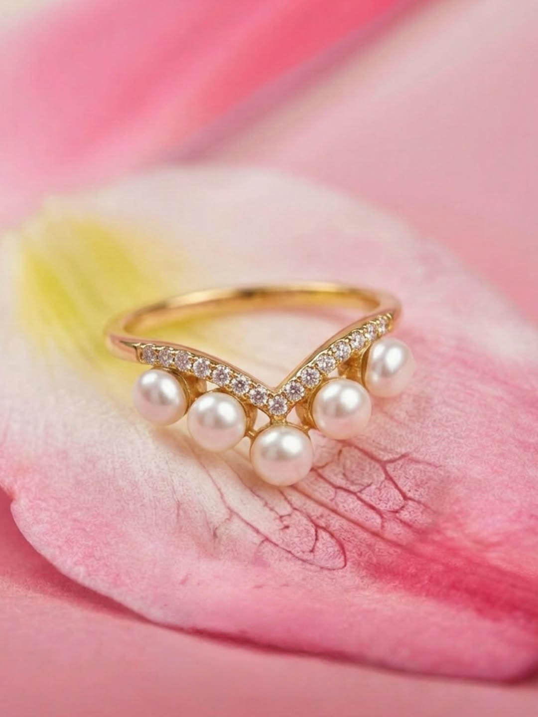 Modern pearl and diamond gold ring from Sanya Fine Jewellery by Abaran featuring a V-shaped silhouette