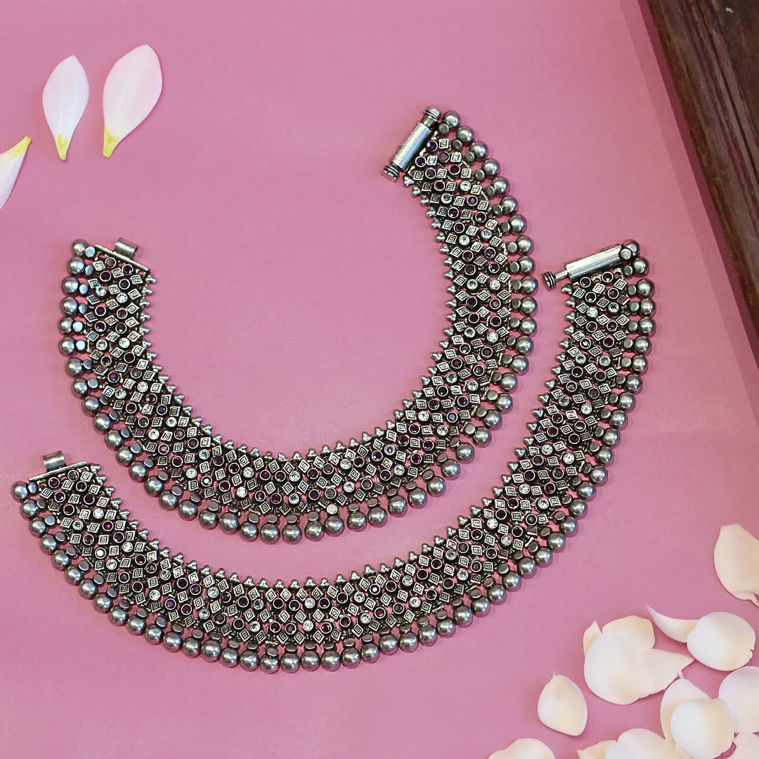 Contemporary silver payal with intricate geometric latticework, oxidised detailing, and signature ghungroo accents by Navrattan Jewellers.